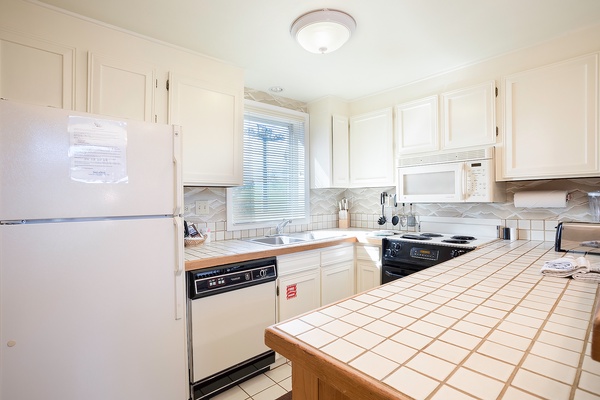 This bright, fully-equipped kitchen gives you everything you need to prepare meals at your own pace. Natural light fills the room, making cooking feel easy and relaxed.