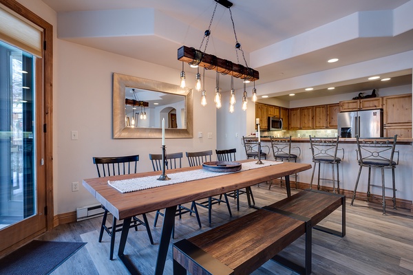 Gather around this beautiful farmhouse table under rustic Edison lighting, with open-plan kitchen and bar seating creating the perfect space for your group meals and conversations.
