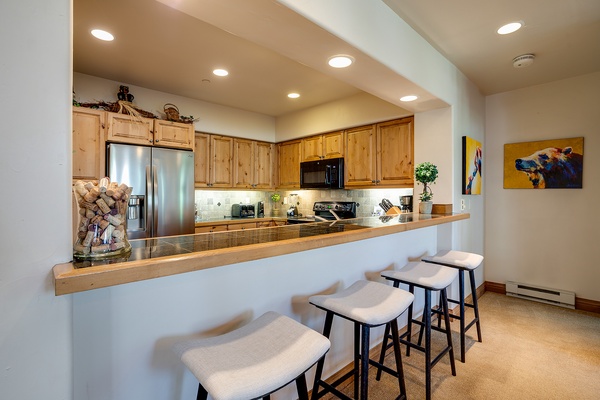 Picture yourself preparing meals in this welcoming full kitchen, complete with stainless steel appliances, ample counter space, and a breakfast bar perfect for casual dining.
