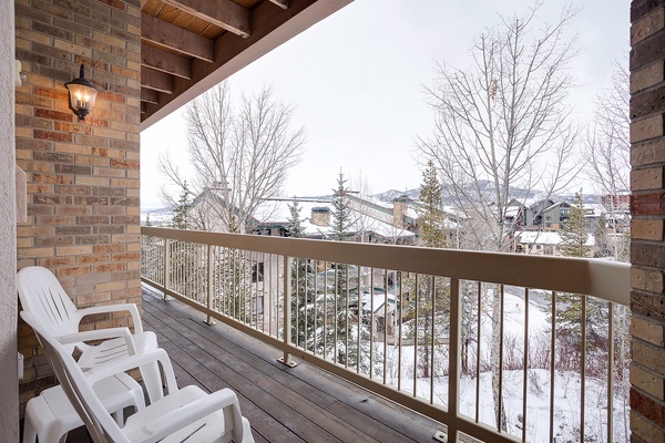 Private balcony overlooks a serene winter landscape with snow-dusted trees and mountain views, creating a peaceful retreat during your stay.