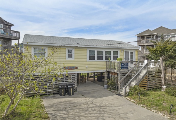 Big Kahuna: Semi-Oceanfront | Tiki Bar | Fire Pit: vacation rental in Hatteras Island, Outer Banks