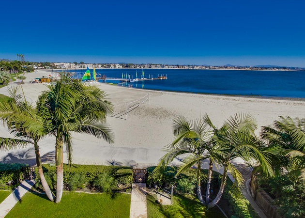 Villa on the Bay | 7BR MB Gem w/ Spacious Yard 3