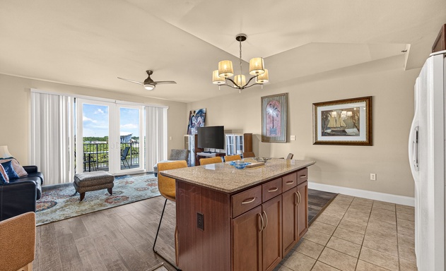 Laketown Wharf #0417 8