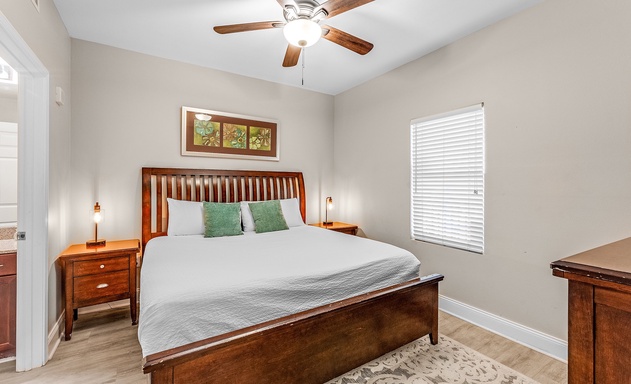 Laketown Wharf #0815 9