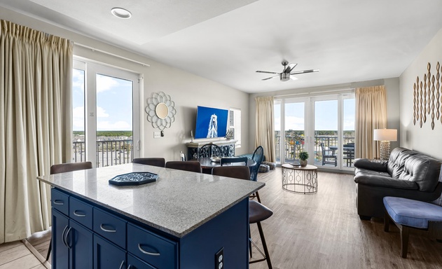 Laketown Wharf #0938 8