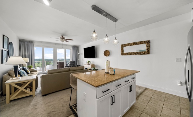 Laketown Wharf #0830 6