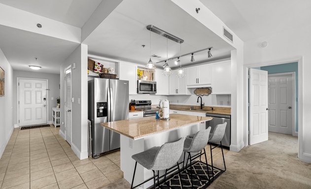 Laketown Wharf #0830 7