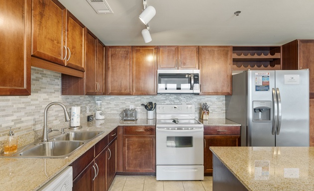 Laketown Wharf #0702 9