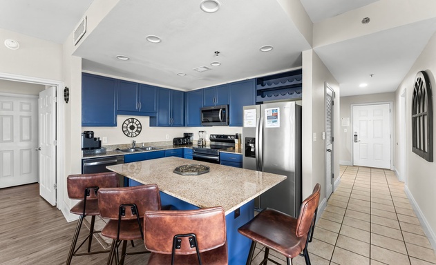 Laketown Wharf #0938 9