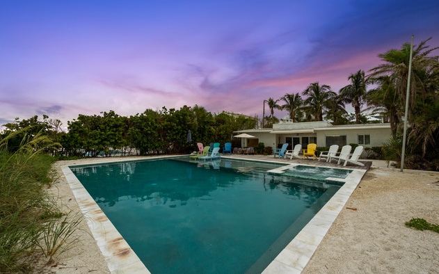 Beachfront Bungalow 4