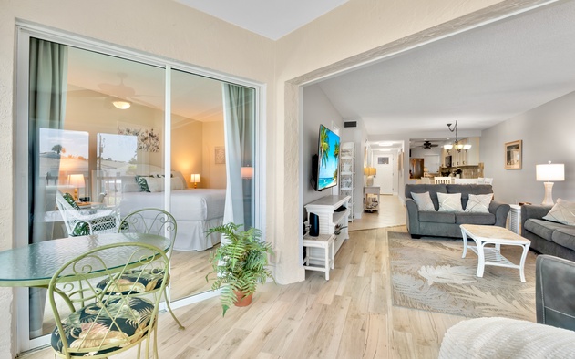 The Twins Hideaway at Sun Plaza West 3