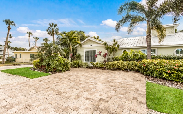 Ainsley Beach House 8