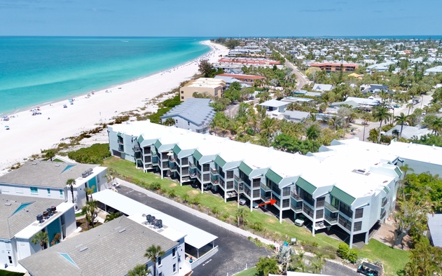 The Twins Hideaway at Sun Plaza West 5