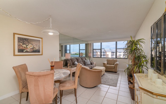 Harbor Towers 514 3