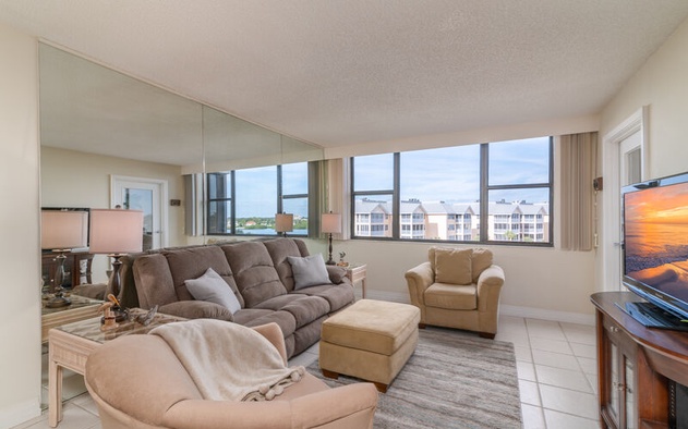 Harbor Towers 514 5
