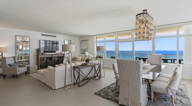  Living Area & Dining Area