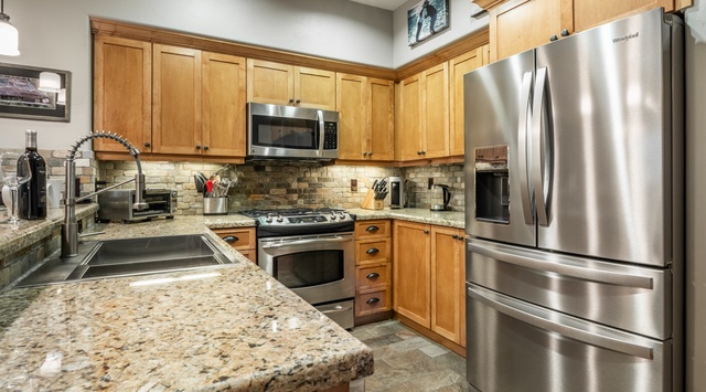 Your fully equipped kitchen features granite countertops, stainless steel appliances, and warm wood cabinetry—everything you need to prepare delicious meals during your stay.