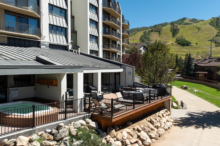 The property sits in a picturesque mountain setting, surrounded by rolling green hills and fresh alpine air—perfect for those seeking a peaceful mountain getaway.