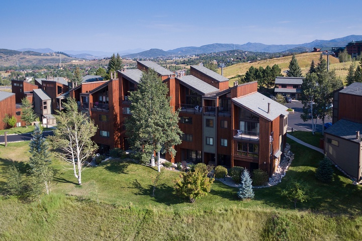 This mountain-side property sits amid scenic rolling hills and evergreen trees, offering a peaceful alpine setting with convenient access to nearby recreational areas.