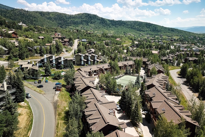 This mountain community offers a scenic backdrop of forested slopes and alpine charm, with easy access to outdoor activities and local amenities throughout all seasons.