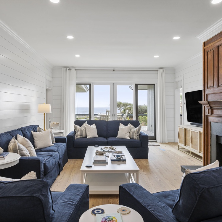 Living Area (Fireplace Not Available for Guest Use)