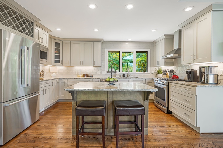 Chef's Spacious Gourmet Kitchen