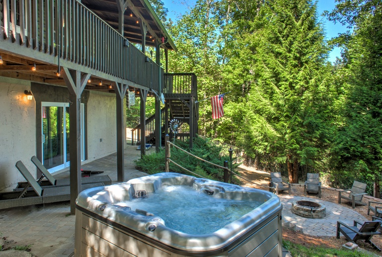 Hot Tub at Little Bit Log Cabin