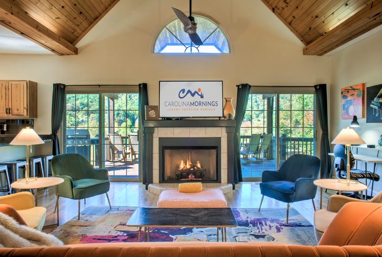 Living Area w/ Gas Fireplace, Vaulted Ceiling, and Modern Decor