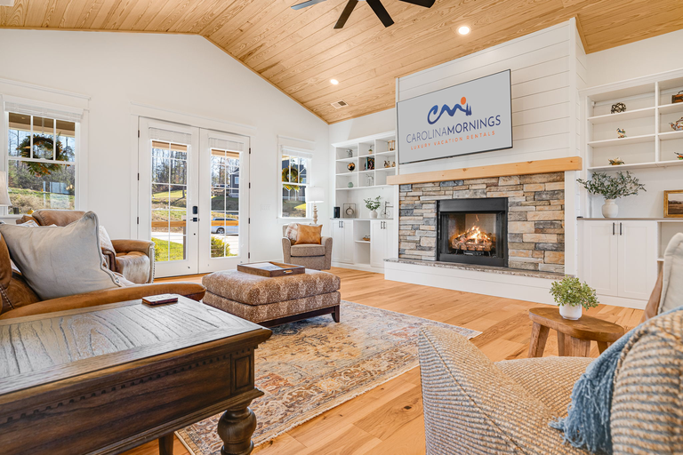 Modern Decor, Gas Fireplace, & Vaulted Ceiling