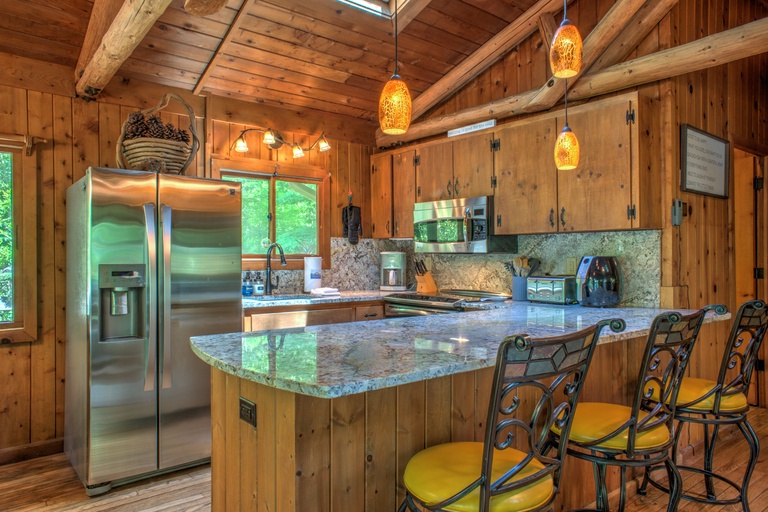 Fully Equipped Kitchen w/ Breakfast Bar
