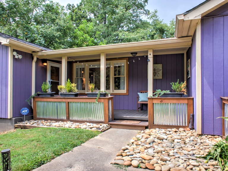 The Grape Escape - Charming Front Porch w/ Seating