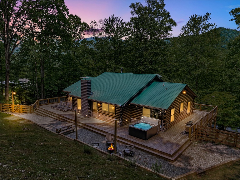 Modern Mountainside Cabin