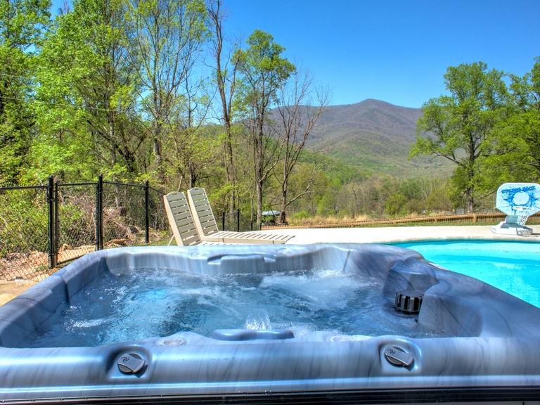 Pristine Hot Tub w/Mountain Views
