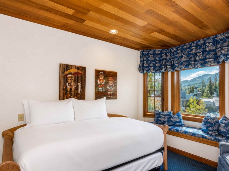 Deluxe King suite Village view 2