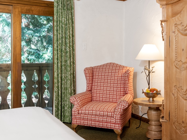 Mountain View King with Balcony 5