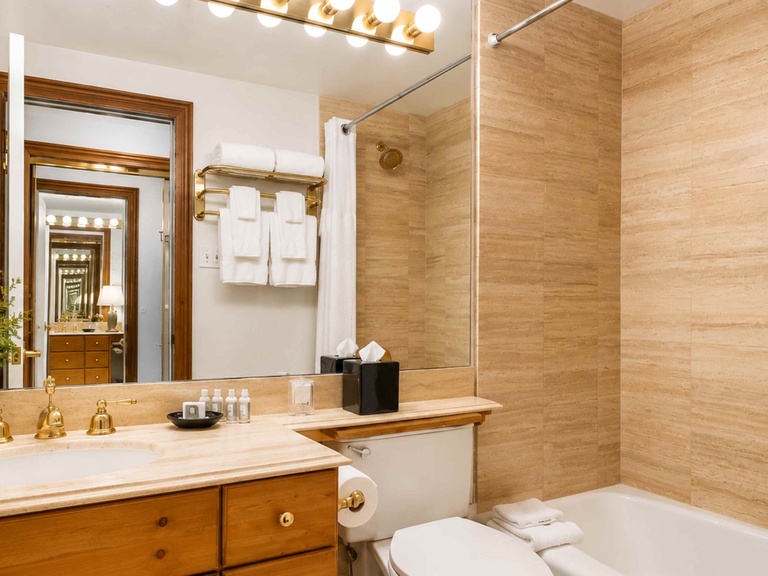 Deluxe King suite Village view 3