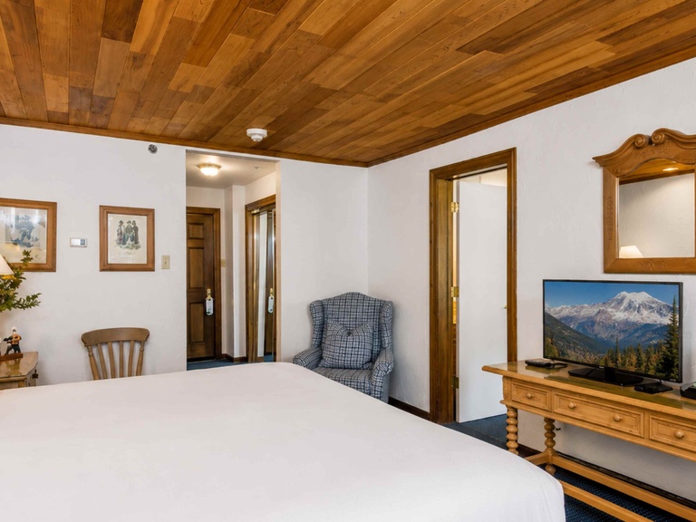 Deluxe King suite Village view