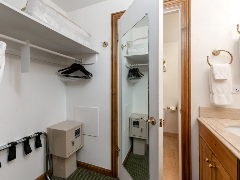 Mountain View King with Balcony 3