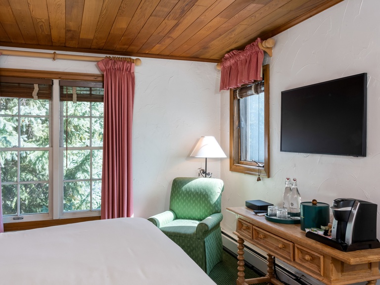 Village View King Room 2