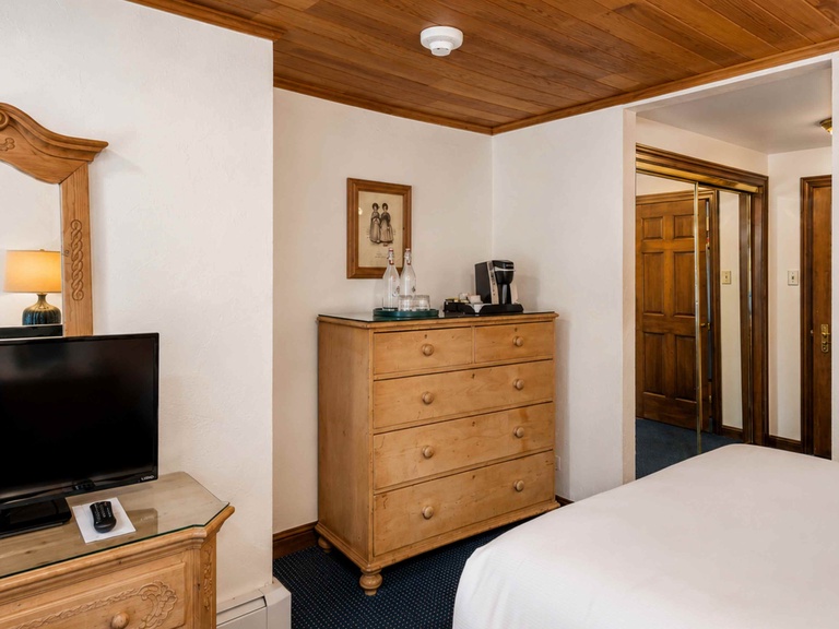Double Queen Room 2