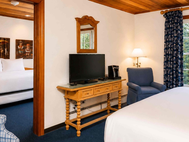 Deluxe King suite Village view 4