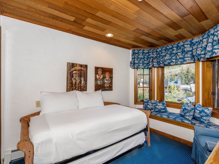 Deluxe King suite Village view 3