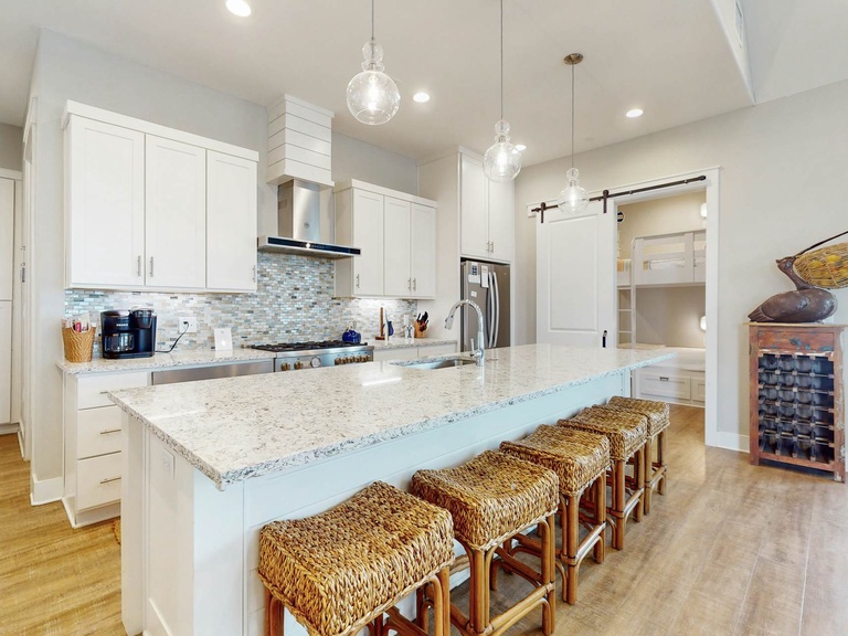 204 Sunset Avenue Photo