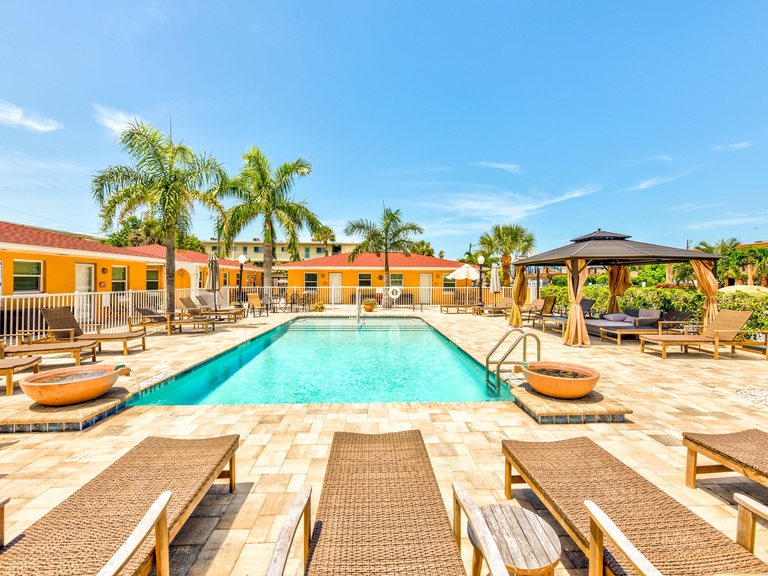 Upham Beach Inn 11 1BR Suite