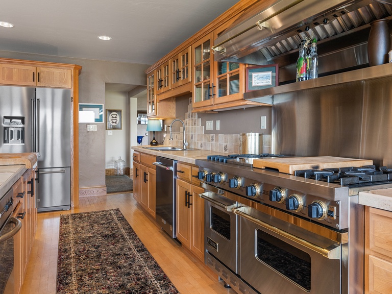 Immaculate chef's kitchen with Viking range is fully stocked with everything guest's need