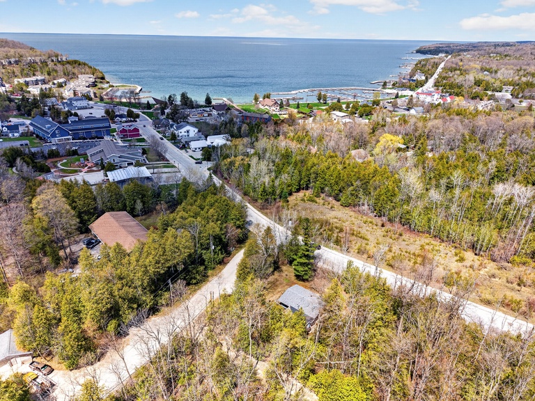 Minutes From downtown sister bay and the sister bay public beach. Book for fall fest, summer fun, and all things door county!