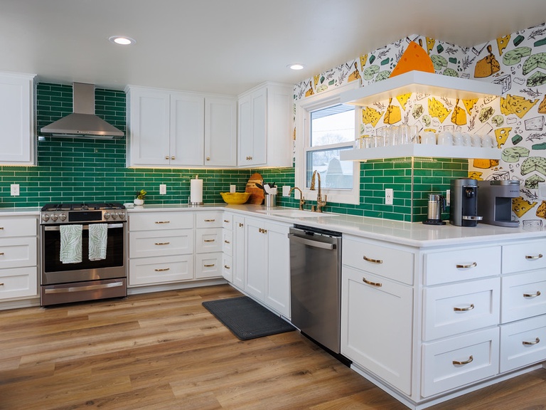 Gather and get ready for game day in this kitchen fully stocked with cookware, utensils, and dinnerware
