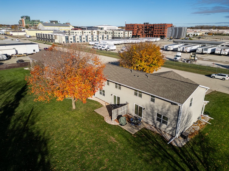 Walking distance to Lambeau Field!