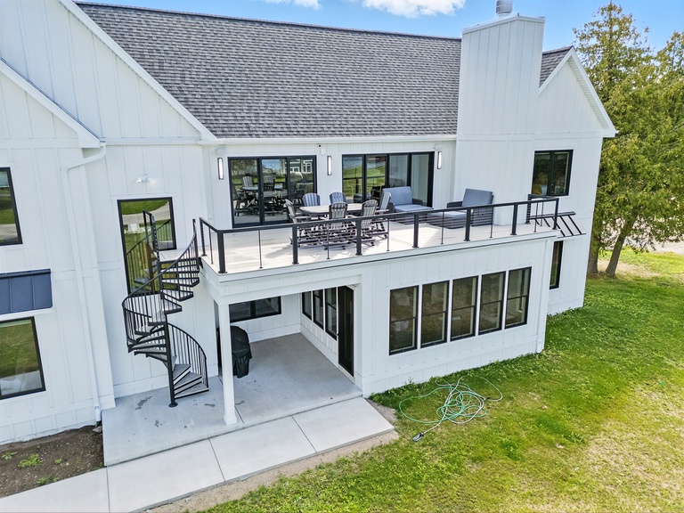 Deck facing the water!