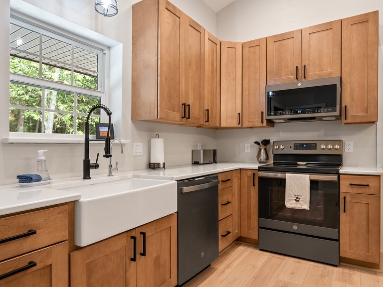 Fully stocked kitchen and brand new appliances for guests to enjoy